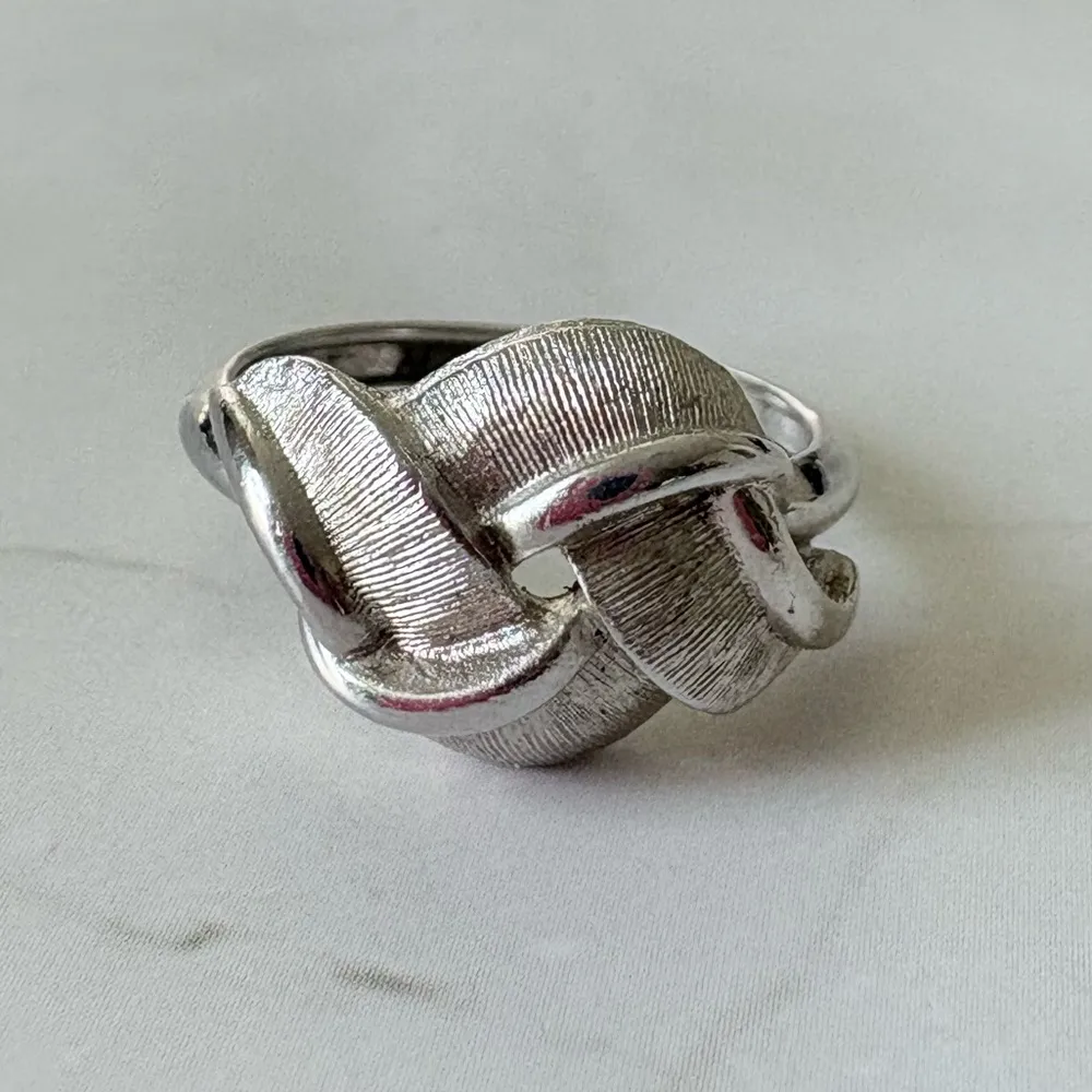 Vintage Avon Silver Tone Intertwined Ribbon Ring Size 6 - Image 7
