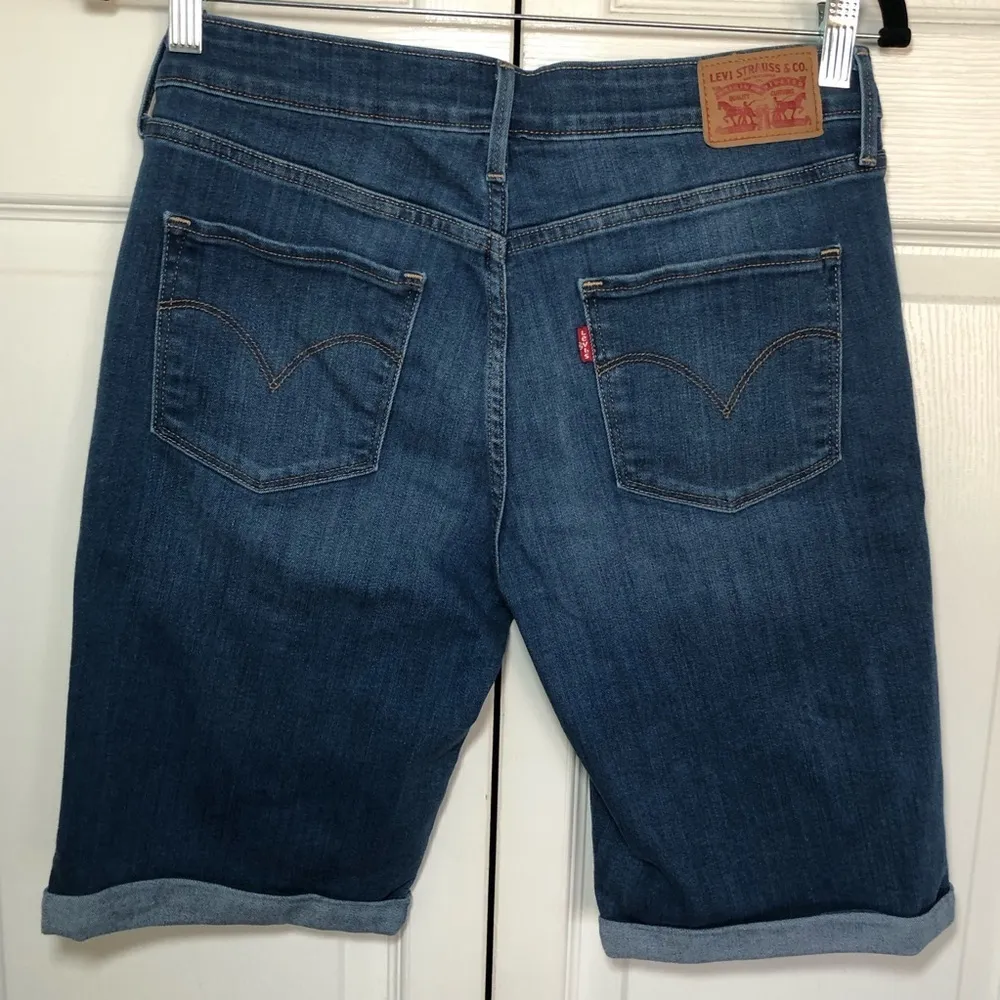 Dark Wash Levi’s Cuffed Bermuda Shorts Size 29 - Image 7