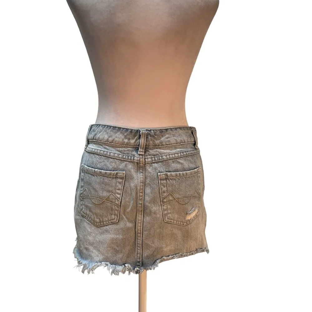Mossimo Light Wash Blue Distressed Fringe Bottom Denim Mini Jean Skirt Jr Size 5 - Image 4
