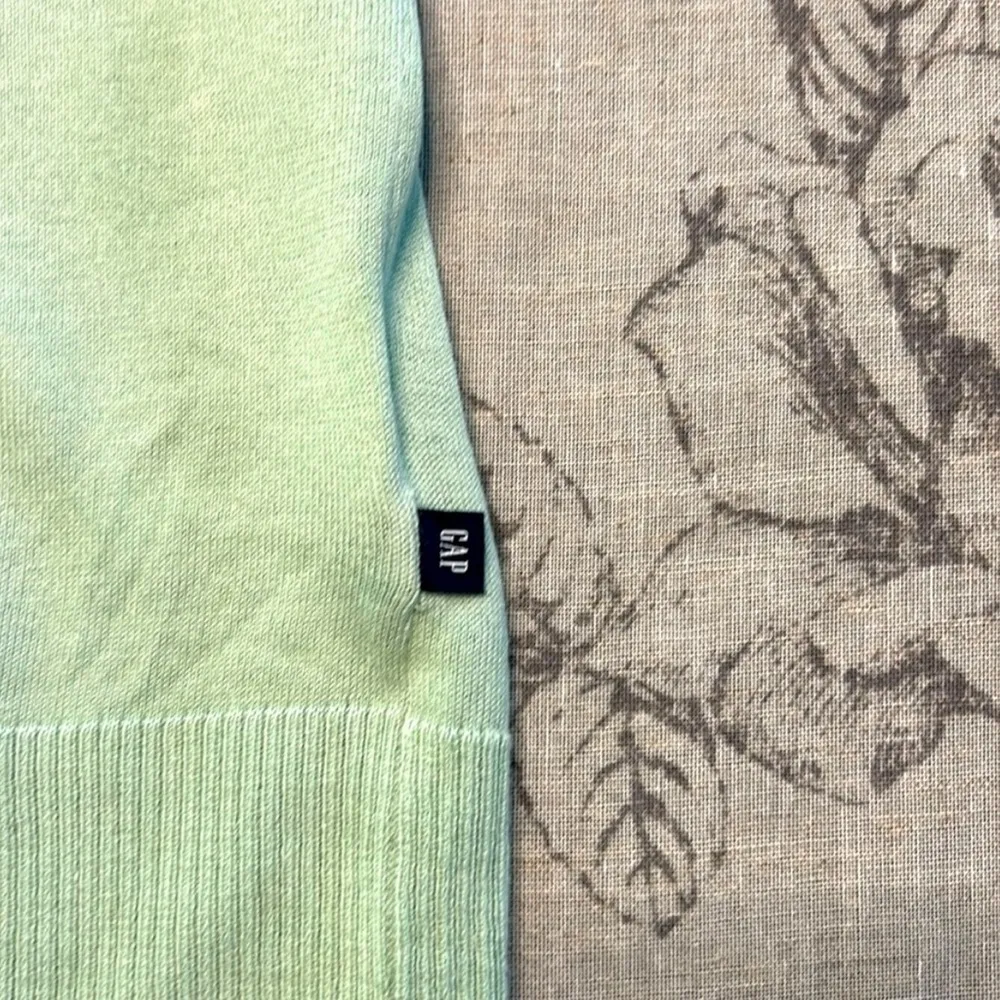 GAP lightweight, solid, simple sage/green long sleeve v-neck sweater size XS - Image 6