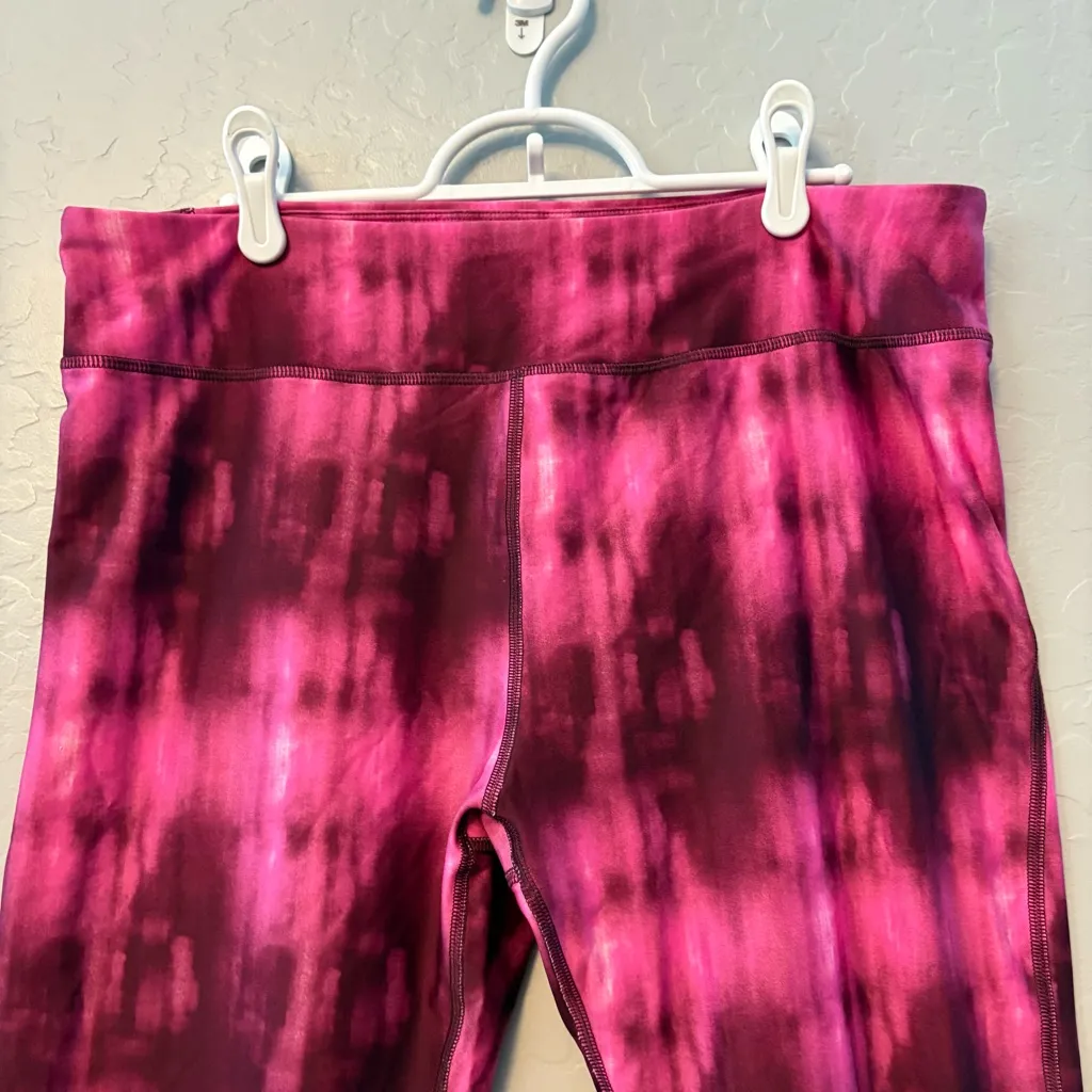 ⭐️Under Armour alpha active tight capri legging in oxblood rebel pink tie dye XL - Image 3