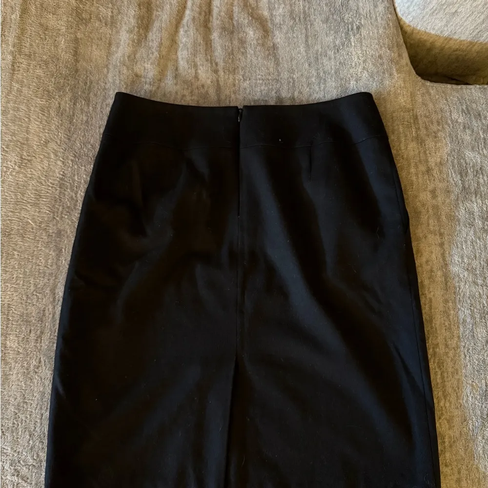 Beautiful Vintage  Pencil Skirt Fabric Made In Italy Size 10 - Image 3