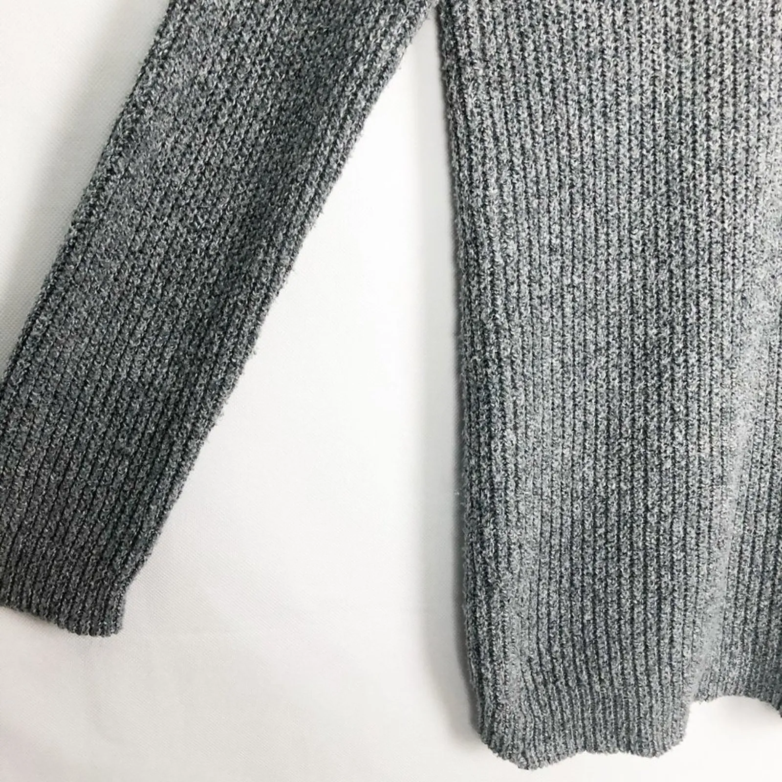 Bluenotes  V-Neck Pullover Gray Knit Sweater Size Small - Image 9