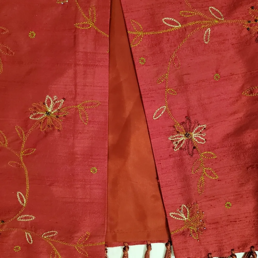 🔥SALE🔥Kelly & Diane Red Silk Embroidered Floral Skirt 4P - Image 7