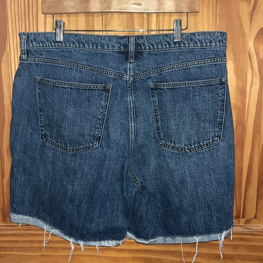 Women’s Gap denim blue Jean shorts - Image 4