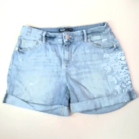 Simply Vera 6 31 Short Embroidered Light Blue Distressed Denim Cuffed Shorts - Image 2
