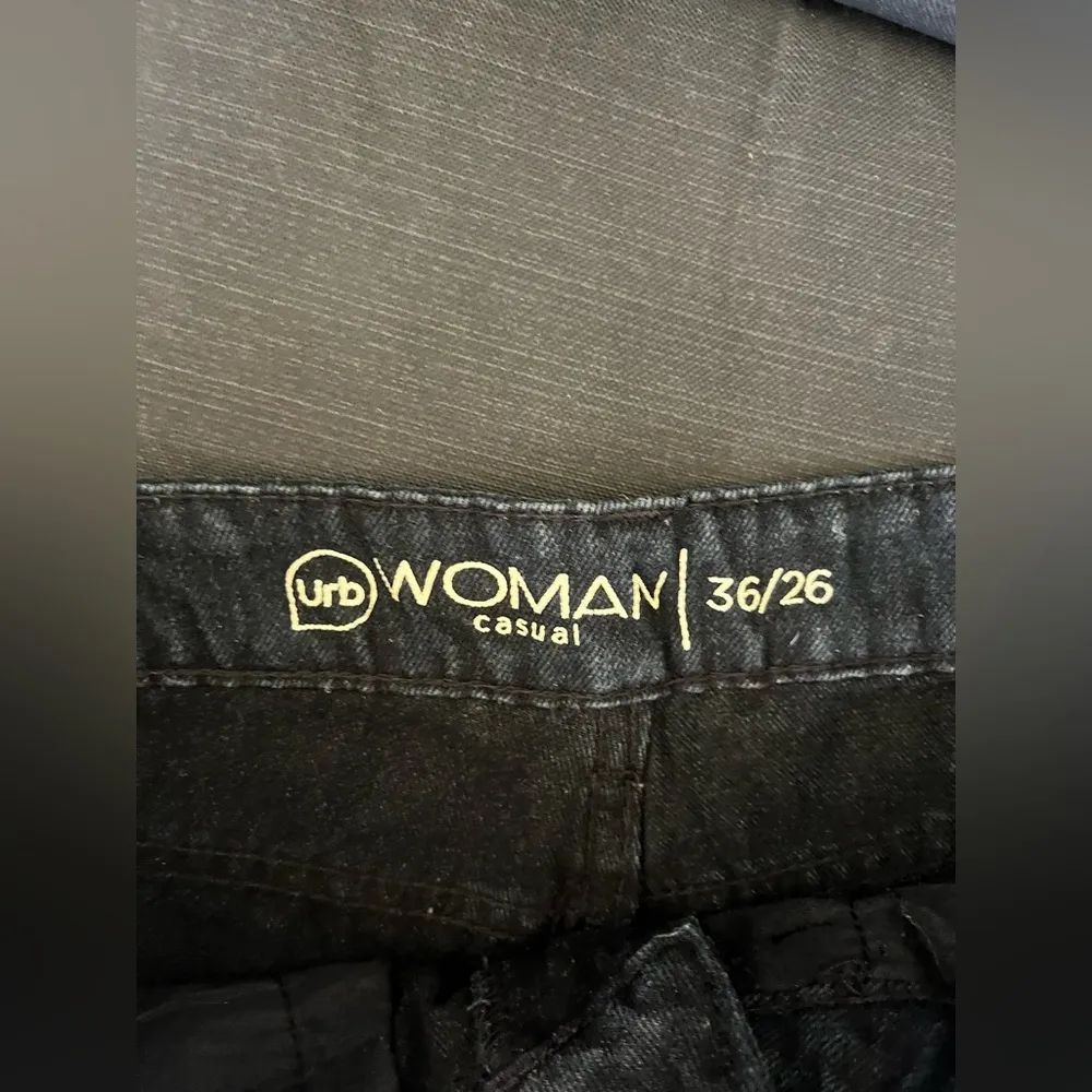 ⚠️ Clearance Black jean ripped shorts, size small with chain - Image 4