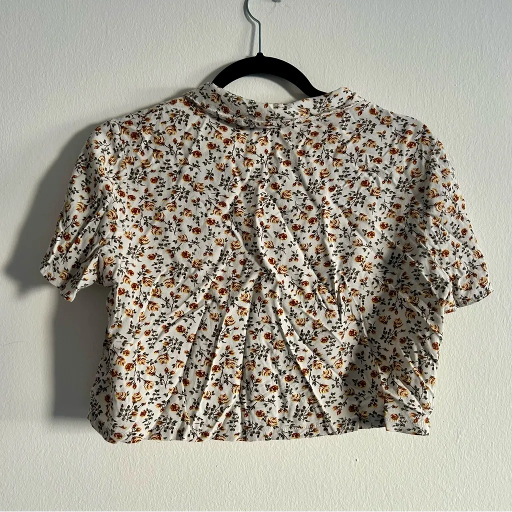 Cropped Floral Button-Up Blouse - Image 3