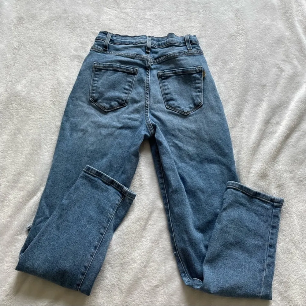 Vibrant Open Knee Light Wash Straight Leg Jeans - Image 7