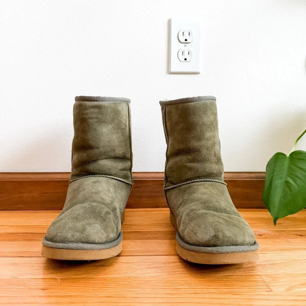 UGG Classic Short Boot Size 8 - Image 5