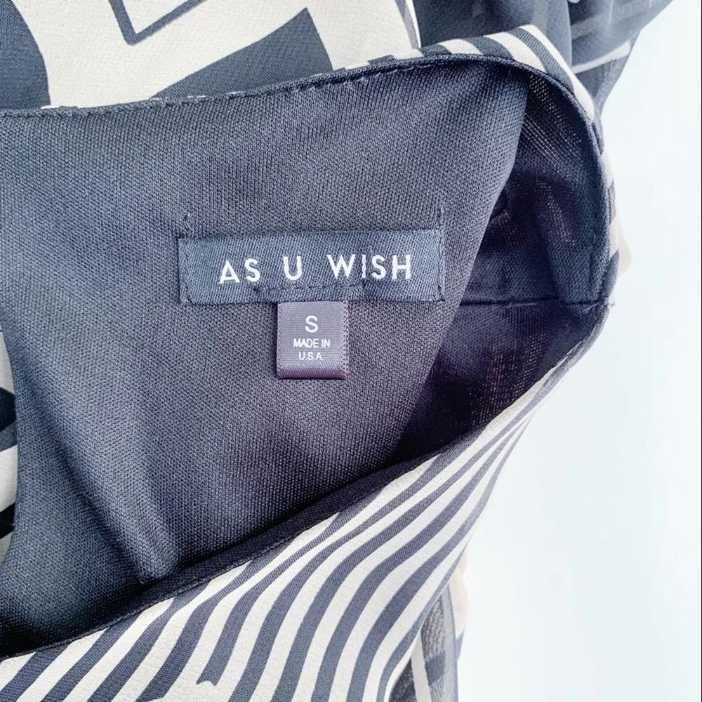 As U Wish •‎ Short Sleeve Chevron Print Shift Dress, Black/Beige, Size Small - Image 3