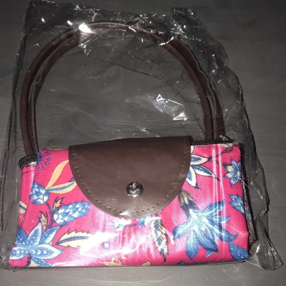 Beautiful Folding Handbag/Tote - Image 3