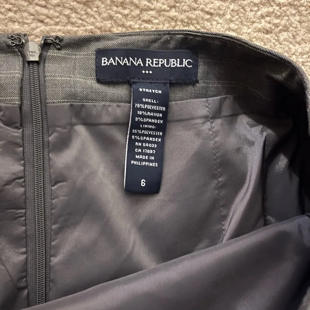 Banana Republic gray suit  set Blazer and skirt - Image 3