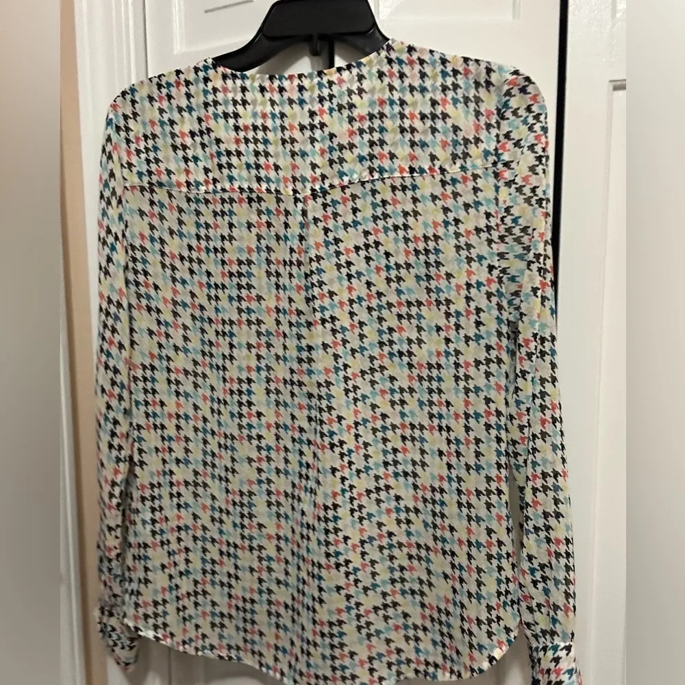 Liz Claiborne colorful thin almost sheer blouse with geometric design. Petite M - Image 4