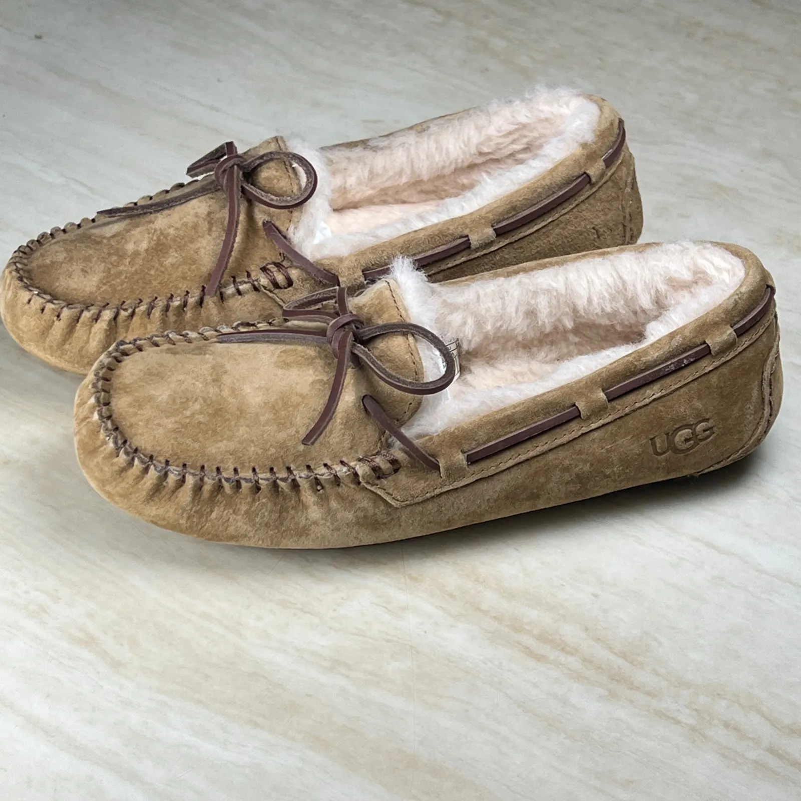 UGG Australia Women's Size 7 Sheepskin Lined Suede Moccasin Slippers Tan - Image 3