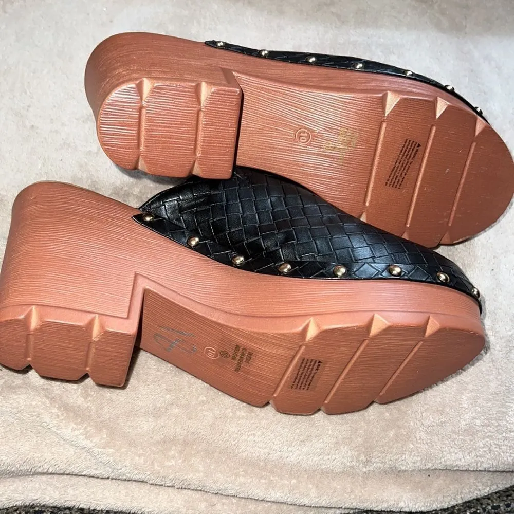 ✨ NWOT✨ATALINA FAUX LEATHER WOVEN PATTERN STUDDED HEELED CLOGS✨ Black Size 10 - Image 6