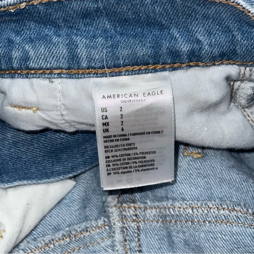 American Eagle High Waisted Pleated Mom Jean Shorts Rolled Hem Light Wash Size 2 - Image 5