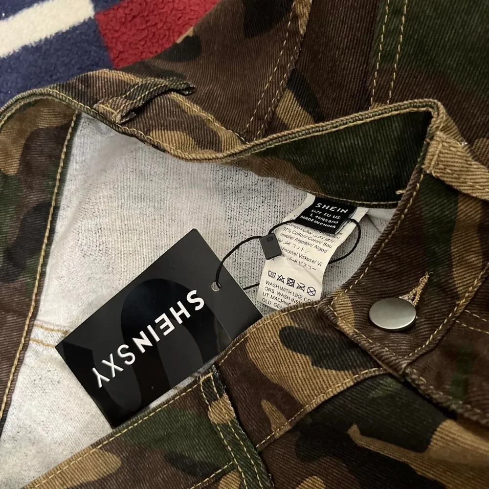 Shein sexy sheinsxy Camo Print Flap Pocket Cargo Jeans NWT new with tags - Image 3