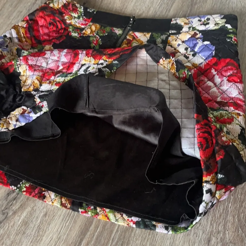 🌼 Forever 21 Floral Quilted Mini Skirt – Size Medium - Image 11