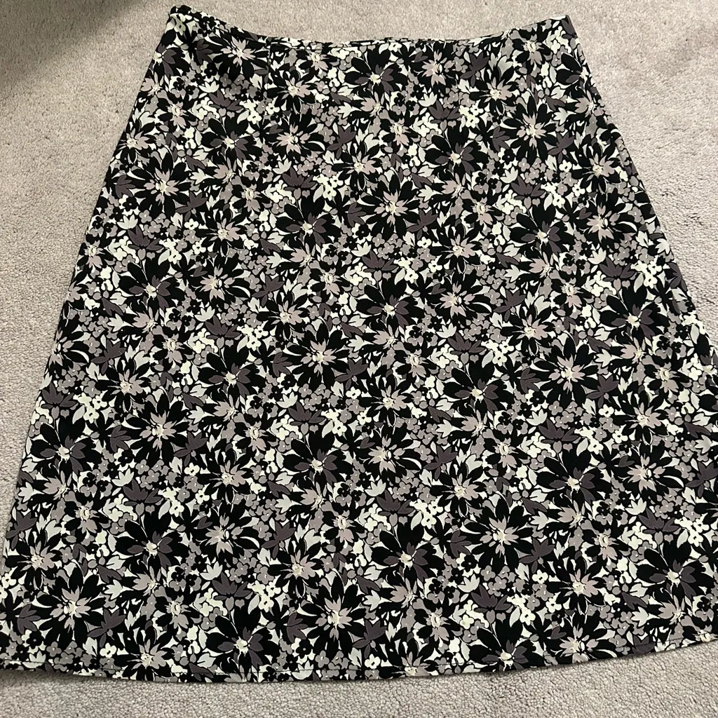 Old navy flowered skirt with side zipper size 1 - Image 2