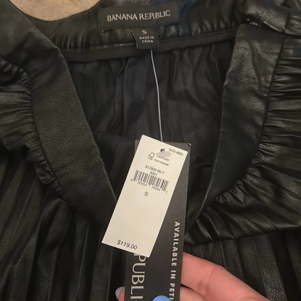BNWT Banana Republic vegan leather pleated midi skirt - Image 4