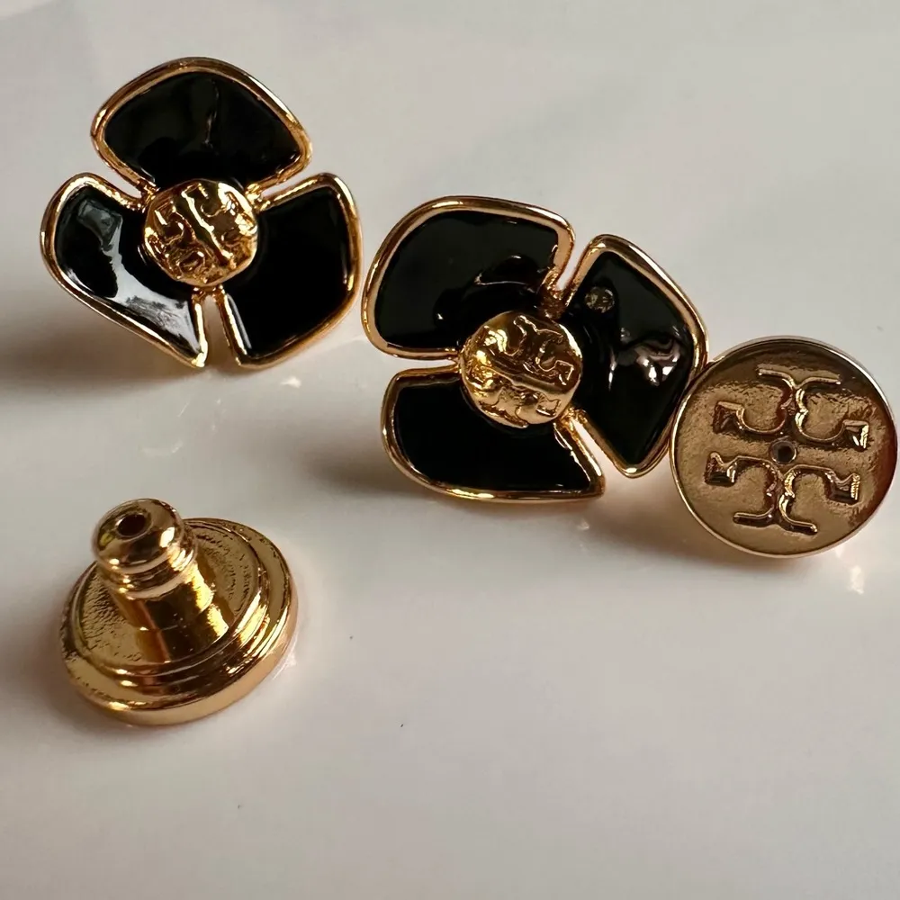 New Tory Burch Fleur Flower Stud Earrings Black Enamel/Gold on TB earring card - Image 4