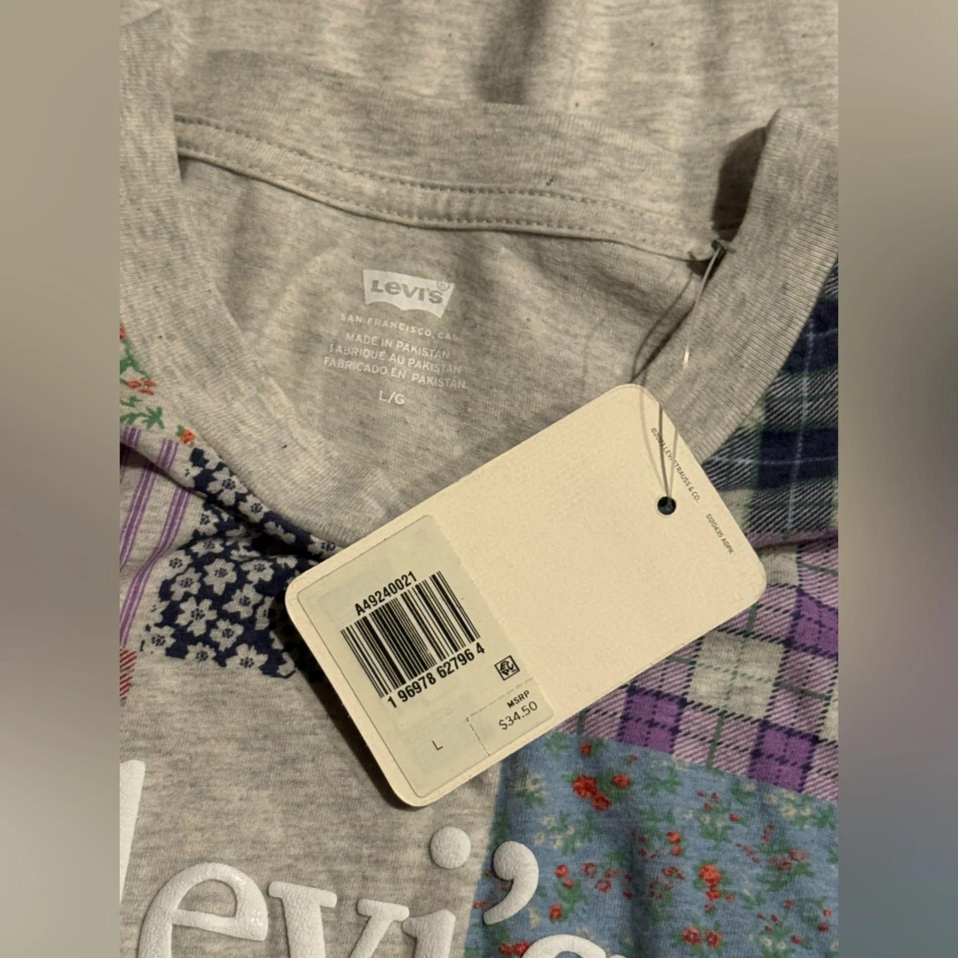 Levi's Short Stack Graphic Tee - Image 7