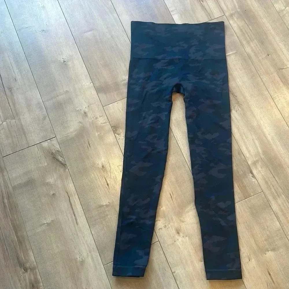 SPANX Look at Me Now Seamless Cropped Leggings Black Camo Sz M - Image 7