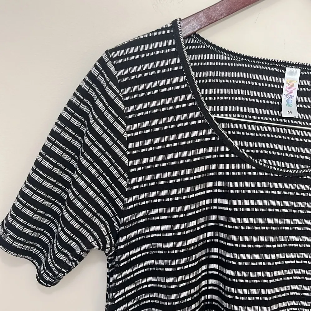 LuLaRoe Women’s Short Sleeve Top Size Medium - Image 2