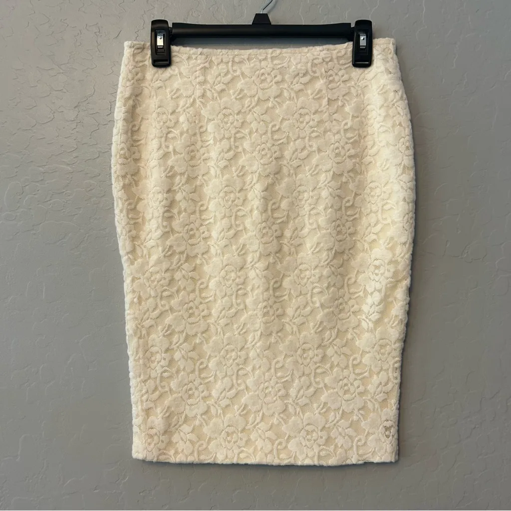 ⭐️Wendy Glez cream off white stretchy pencil skirt with lace overlay size medium - Image 2