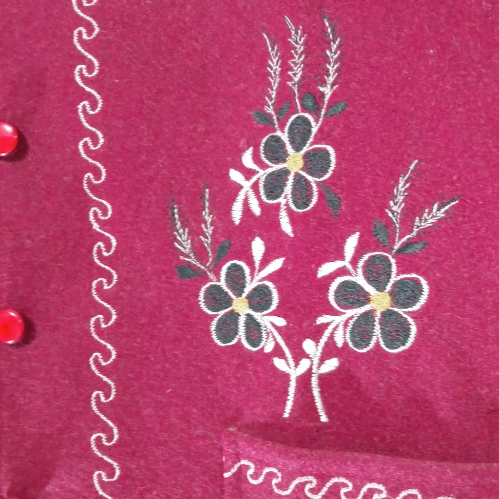 Neel KiRi Pure Lambswool
Red with embroidery
6 Red - Image 5