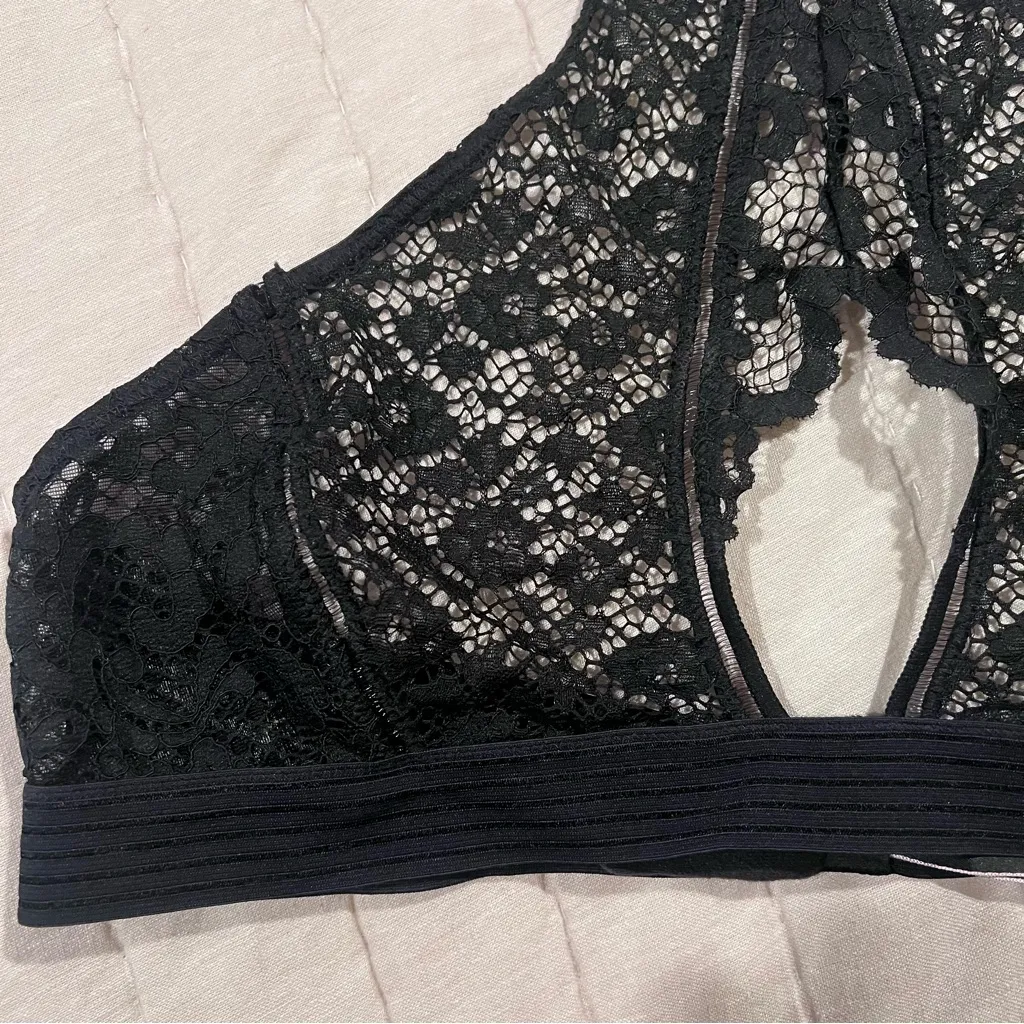 Victoria’s Secret Black Lace Keyhole Halter Bralette in Size Large - Image 4