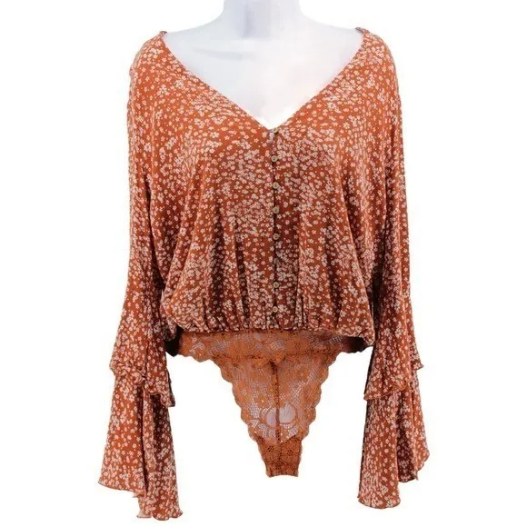 Free People Rust and White Ditsy Floral Lace Bell Ruffle Sleeve Bodysuit Size S - Image 3
