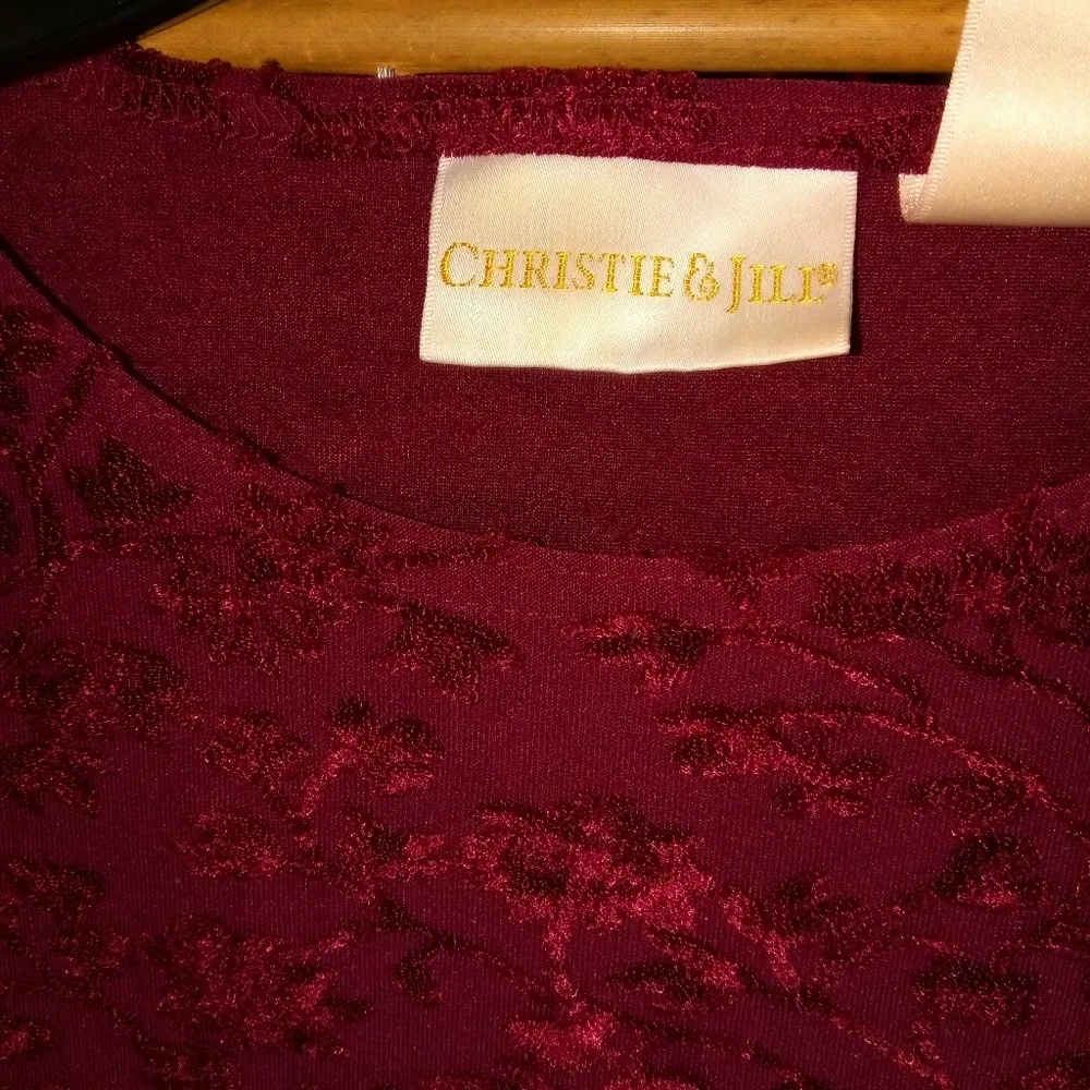 Christie & Jill L Cranberry Red Floral Textured Short Sleeved Top Size L - Image 3