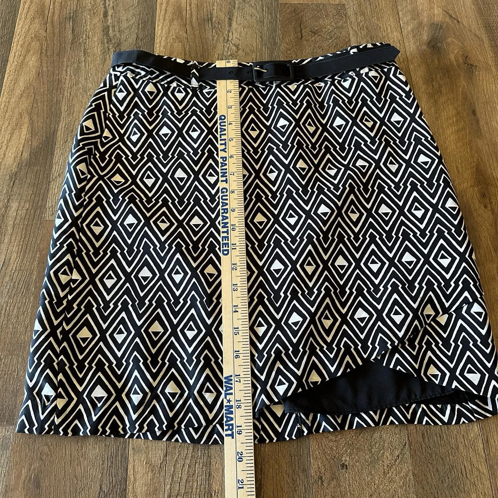 White House Black Market 100% Silk Skirt Asymmetrical Front Belt Geometric Sz 6 - Image 3