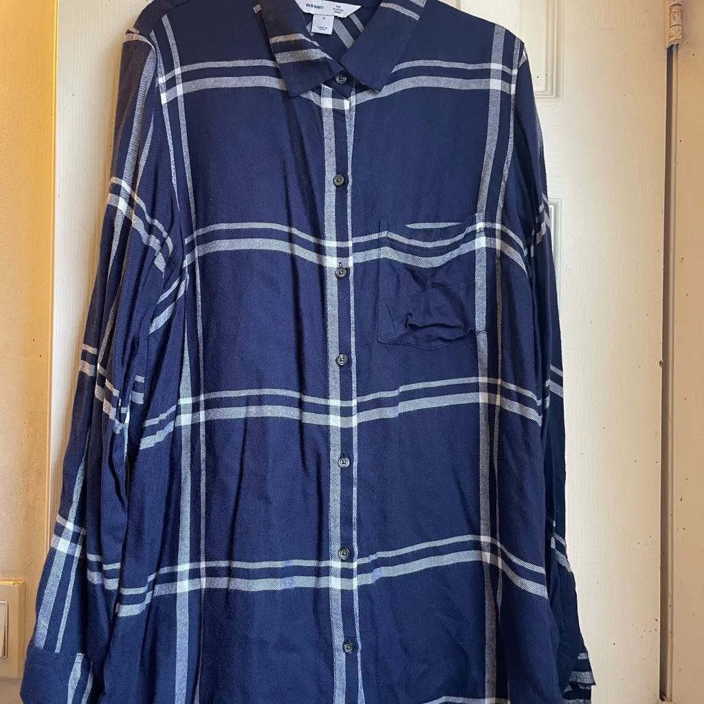 Old navy women’s button down shirt - Image 3