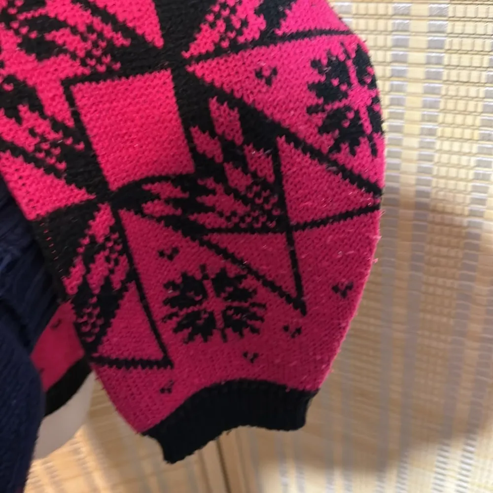 In the Park Vintage 1990s Y2K Hot Pink Sweater Black Snowflake Pattern Small - Image 9