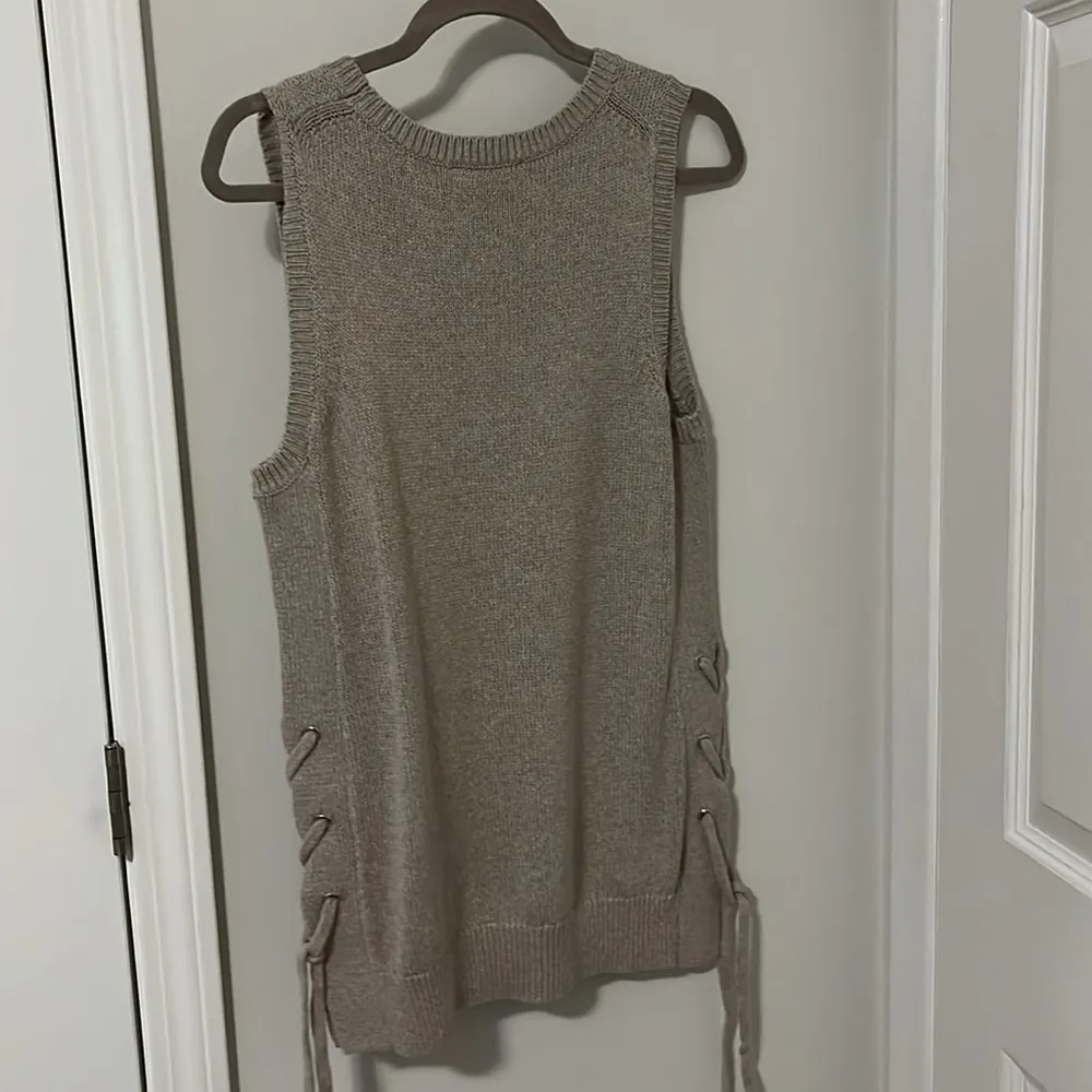 Ann Taylor tunic sleeveless sweater in size Small - Image 5