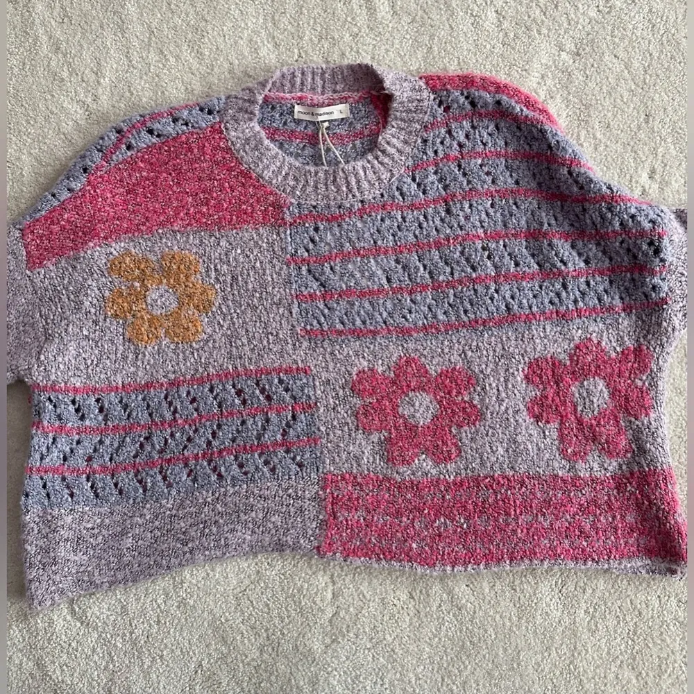 Moon & Madison Large Fuzzy Cropped Flower Sweater NWT - Image 11