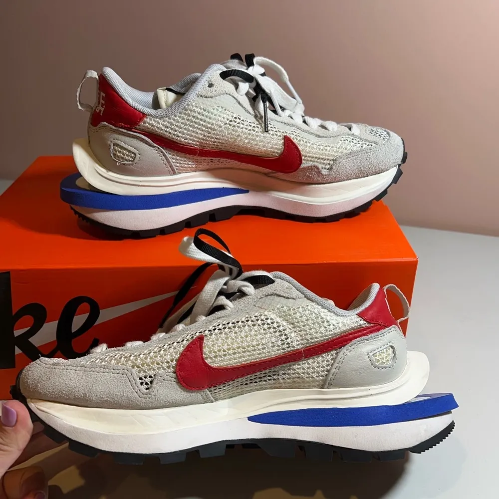 Nike x sacai VaporWaffle sport fuchsia game royal - Image 2