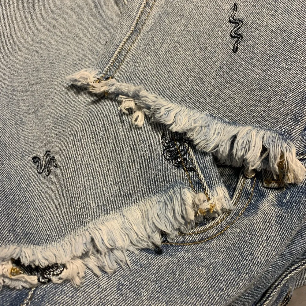 Tinseltown Snake Embroidered Crop Jeans - Image 10