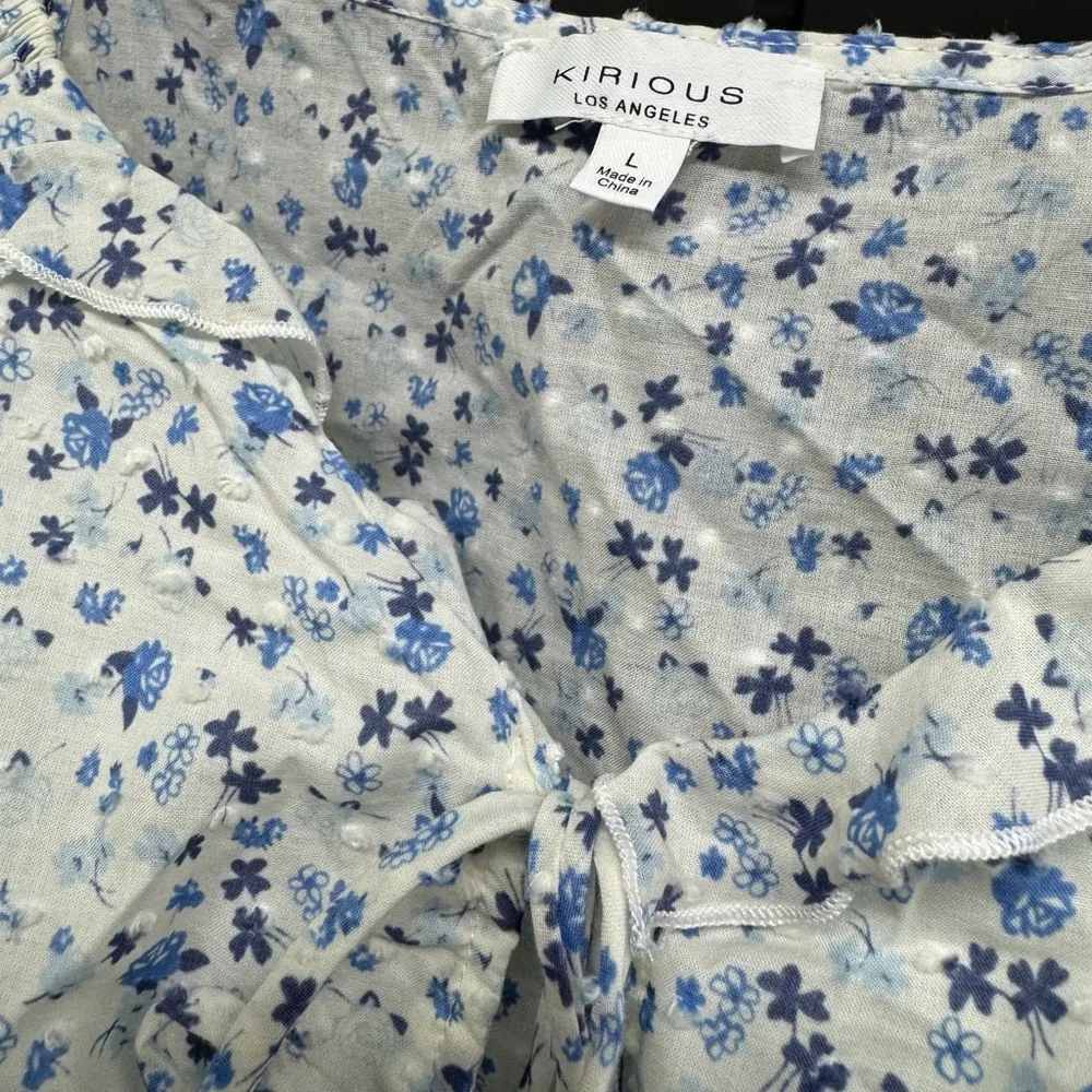 Kirious Los Angeles Blue and White Front tie Floral babydoll style top Size L - Image 6