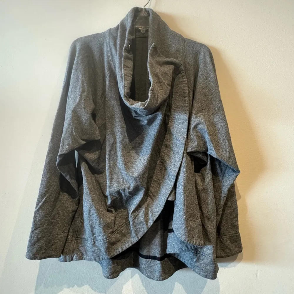 Lululemon  Gray Coast Snap Button Wrap/Cardigan size 6 in gray - Image 7