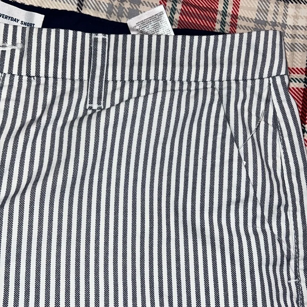 Old Navy size 12 womens every day short blue white striped belt loops & pockets - Image 2
