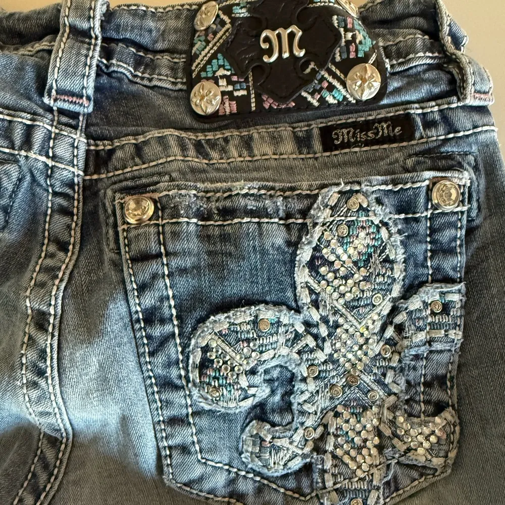 Miss Me Signature Boot Cut Jeans Fleur de Lis Bling Crystals Size 26 - Image 7