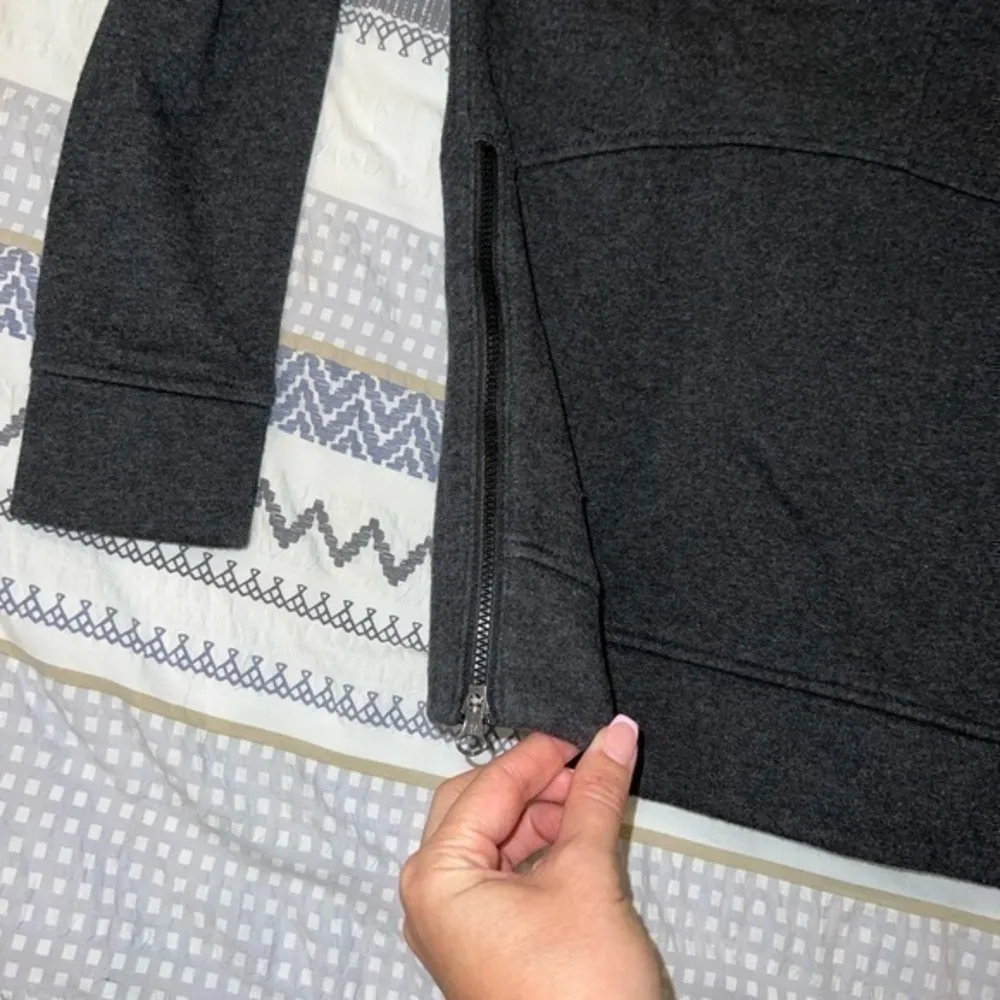 LULULEMON sweater with size zippers and hidden‎ pocket size 2 - Image 5