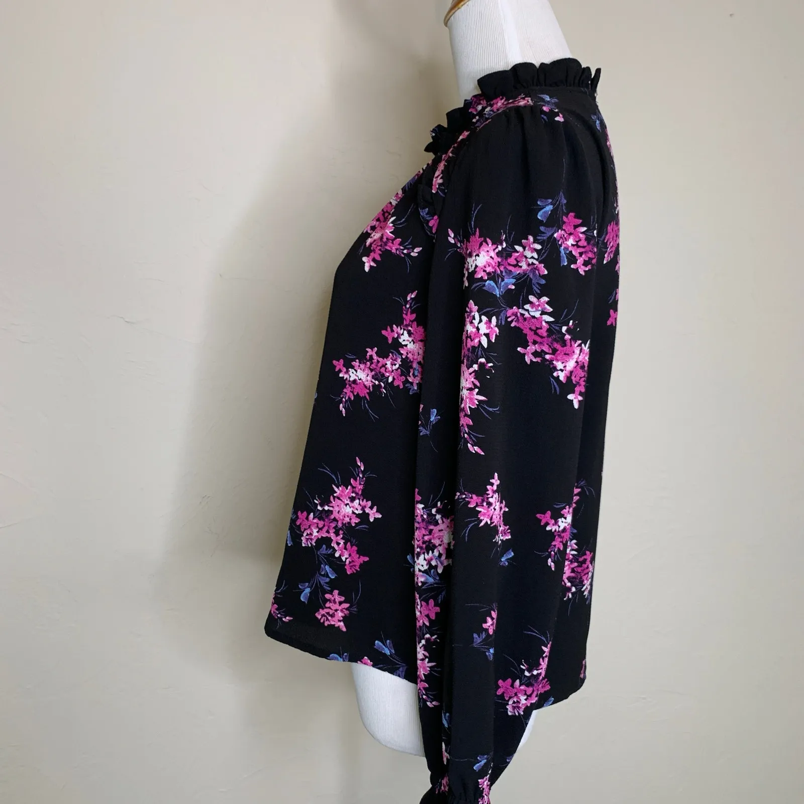 CeCe Black Pink Floral High Neck Ruffle Detail Blouse Size XS - Image 3