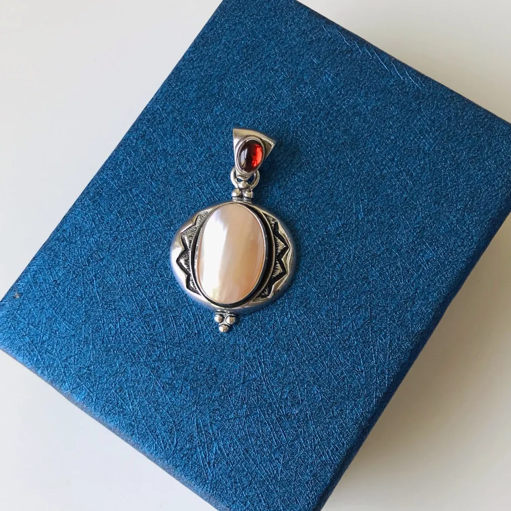 Sterling Silver Mother of Pearl Red Garnet Pendant Necklace 925 - Image 9
