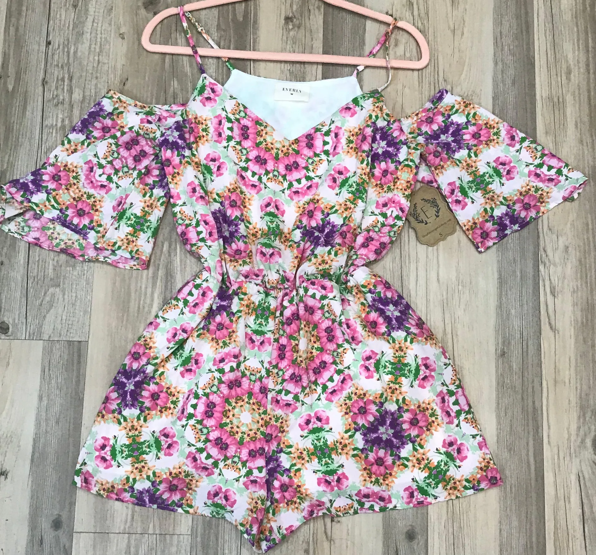 NWT Boutique floral cold shoulder romper size small.  - Image 6