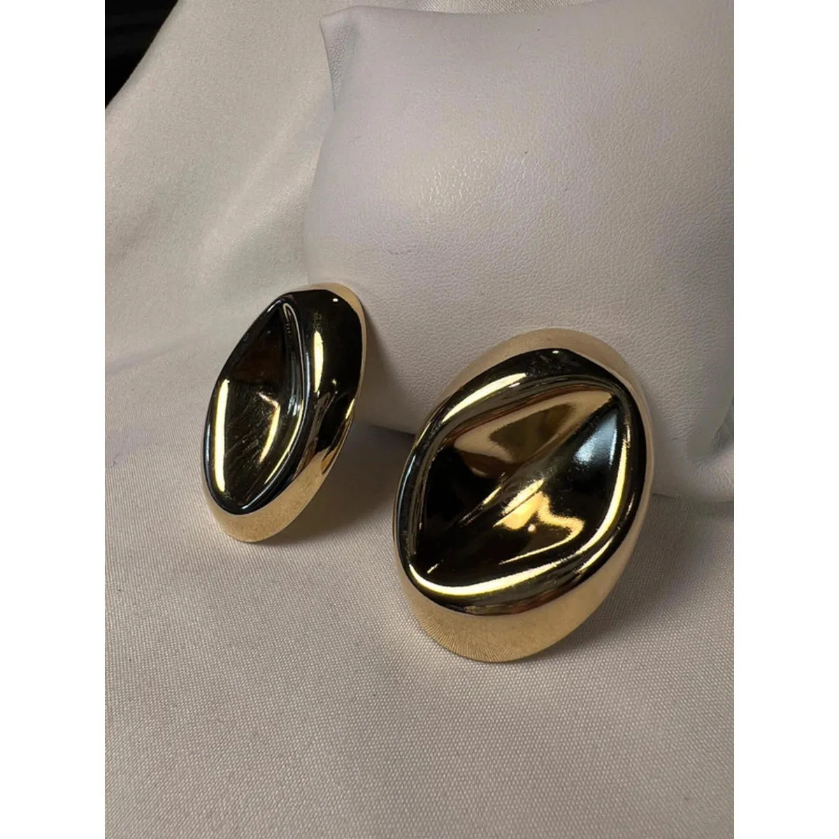 Vintage quiet luxury regal oval gold toned clip on earrings - Image 3